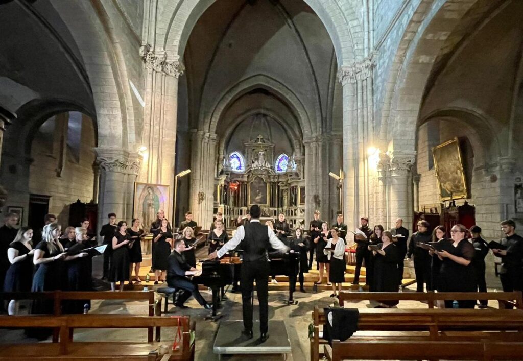 Full Chorale performs in cathedral.