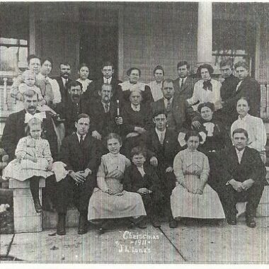 Long family photo from early 1900s.