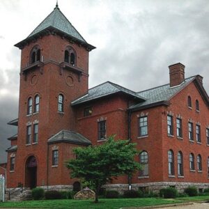 The courthouse building in downtown Fredericktown, Missouri