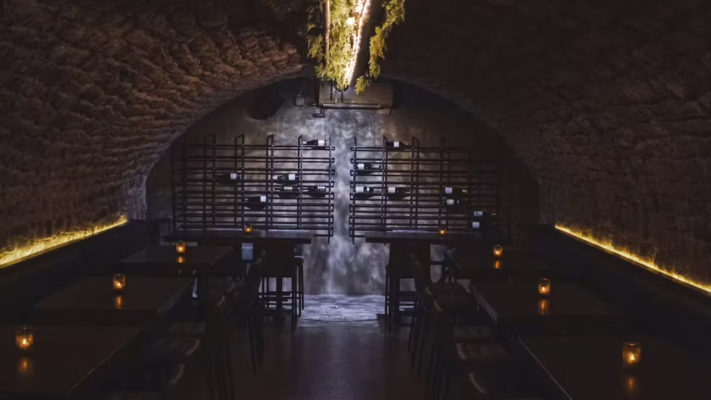 La Roux Bistro, empty
